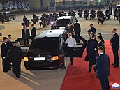 Ruský prezident Vladimir Putin na letiti v Pchjongjangu nastupuje do vozu po...