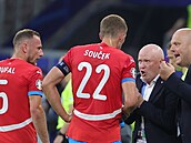 Tomá Souek a Vladimír Coufal se radí z eským trenérem Ivanem Hakem.