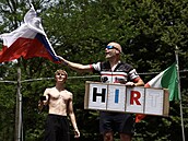 Fanouek s eskou vlajkou podporuje Jana Hirta bhem první etapy Tour de...