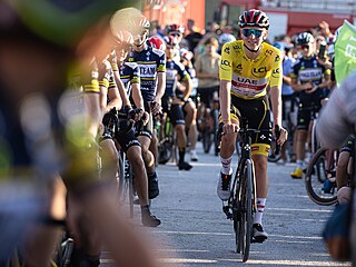 Tadej Pogaar slaví v Komend s fanouky vítzství na Tour de France 2021.