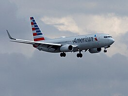 Letadlo spole�nosti American Airlines se p�ipravuje na p�istání na leti�ti...