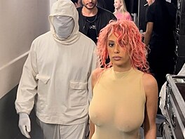 Bianca Censori vyla v prsvitném trikotu a její partner Kanye West v bizarním...