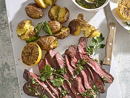 Grilovaný flank steak s omákou chimichurri