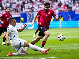 �eský fotbalista Tomá� Hole� (vlevo) v souboji s Chvi�ou Kvaracchelijou.