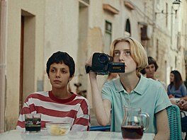 YEMEK YAPTIKTAN SONRA GÖRÜLMEMESİ GEREKENLER, 1. Gün: Gençlerin zorlu yolculukları ve en komik film
