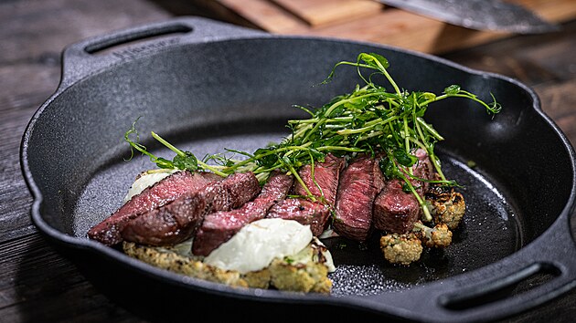 Wagyu s kvtkem, ttinovm cukrem s chilli a krmem z wasabi