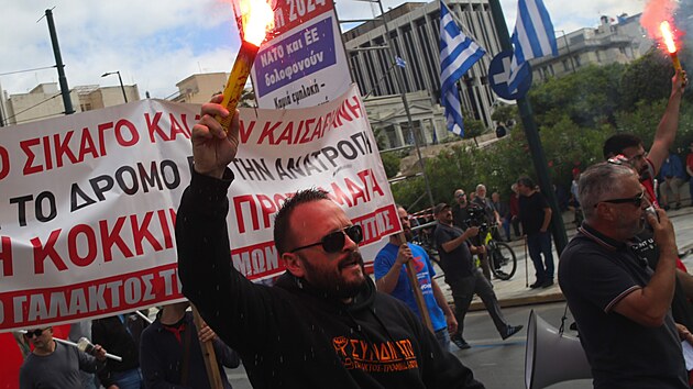 Zatímco v jiných západních zemích se uvažuje o zkracování pracovního týdne na čtyři dny, v Řecku se rozhodli jít opačným směrem. Od 1. července je totiž prodloužen na šest dní. Podle zákona ale budou muset zaměstnavatelé, kteří ho pracovníkům nabídnou, platit za šestý den práce o 40 procent více.