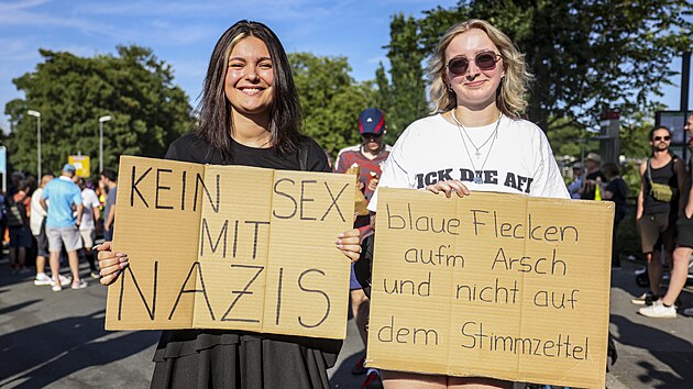 dn sex s nacisty, hls transparent na demonstraci odprc AfD v nmeckm Essenu. Druh nar na modrou barvu strany a tvrd, e je lep mt modr skvrny na zadku ne na volebnm lstku. (28. ervna 2024)