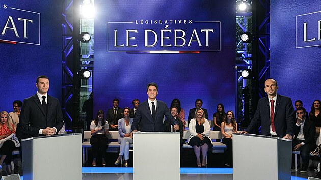 Zleva f Nrodnho druen Jordan Bardella, premir Gabriel Attal a poslanec Nepoddajn Francie Manuel Bompard v televizn debat ped francouzskmi legislativnmi volbami (25. ervna 2024)