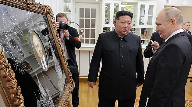 Kim ong-un daroval Vladimiru Putinovi portrt. (19. ervna 2024)