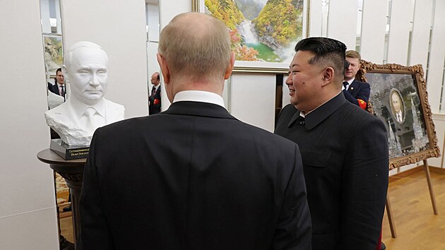 Busta ruskho prezidenta jako dar Kim ong-una Vladimiru Putinovi (19. ervna 2024)