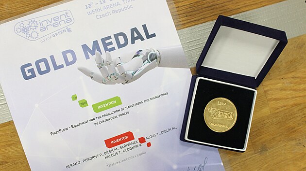 Zlat medaile pro multikatedern tm, kter navrhl a zkonstruoval mobiln zazen na vrobu nano- nebo mikrovlken.