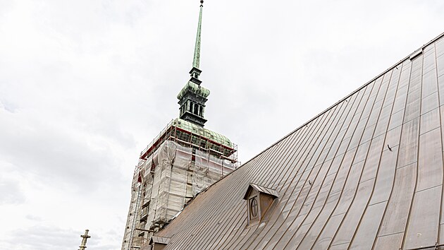 Kostel sv. Jakuba v Brn proel rozshlou rekonstrukc vetn kompletn vmny mdn stechy. (20. ervna)