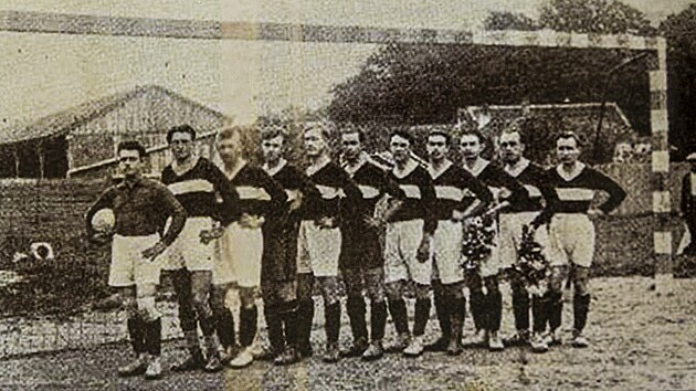 Sestava SK Le z doby zatku organizovanho fotbalu v roce 1924. Zleva Milotnsk, Kutnohorsk, Tm, Sehnal, Brzobohat, I. Zvodnk, Ryav, F. Zvodnk, evk, Hromek a Hnilica (repro: Radim Stracho)