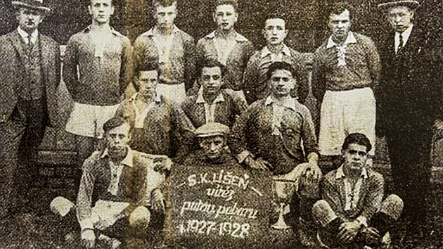 V dobch plnch zatk byla pro fotbalisty SK Le napklad sout o Slavkovsk pohr, kter v sezon 1927/28 vyhrli. (repro: Radim Stracho)