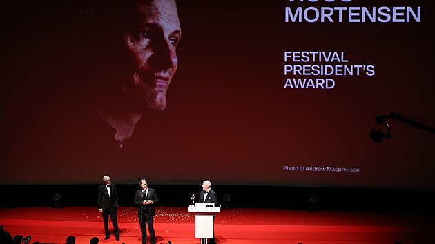 Viggo Mortensen pevzal cenu prezidenta Mezinrodnho filmovho festivalu Karlovy Vary.