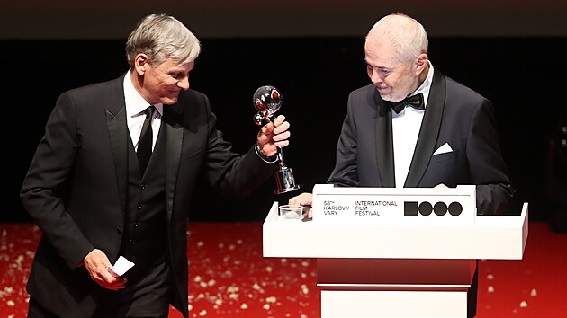 Viggo Mortensen pevzal cenu prezidenta Mezinrodnho filmovho festivalu Karlovy Vary. (28. ervna 2024)