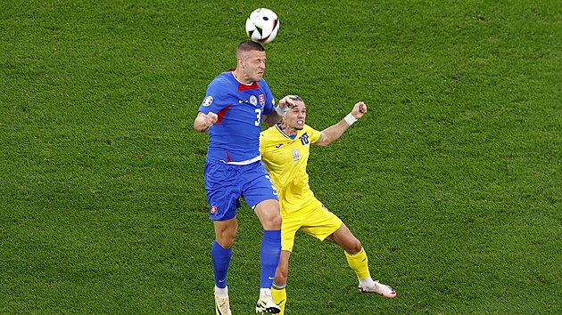 Denis Vavro ze Slovenska (vlevo) hlavi�kuje v souboji s Ukrajincem Mychajlem...