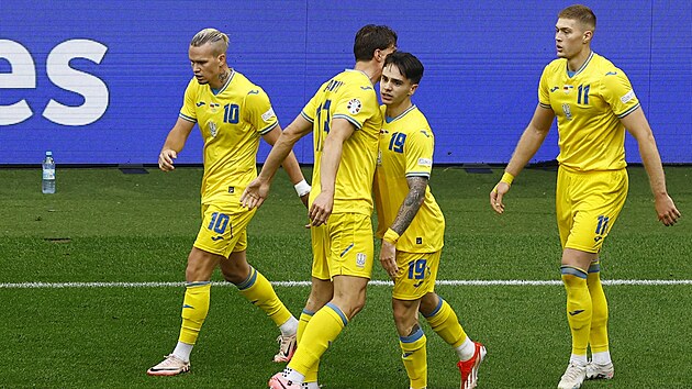 Ukrajin�tí fotbalisté oslavují gól proti Slovensku.