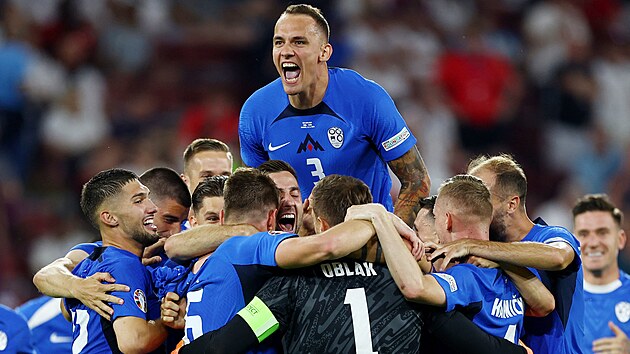 Slovint fotbalist se raduj z postupu do vyazovac sti na mistrovstv...