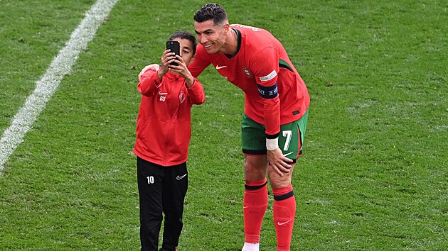 Ronaldo ile bir fotoğraf için her şey.  Taraftar yeniden sahaya çıktı, penaltı onları bekliyor