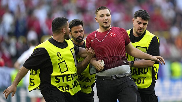 Organizatörler hayranlardan birine eşlik ediyor.