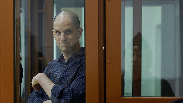 Americk novin Evan Gershkovich ped soudem v Jekatrinburgu (26. ervna 2024)