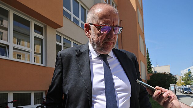Ministr �kolství Mikulá� Bek b�hem výjezdního zasedání vlády v Havlí�kov� Brod�...