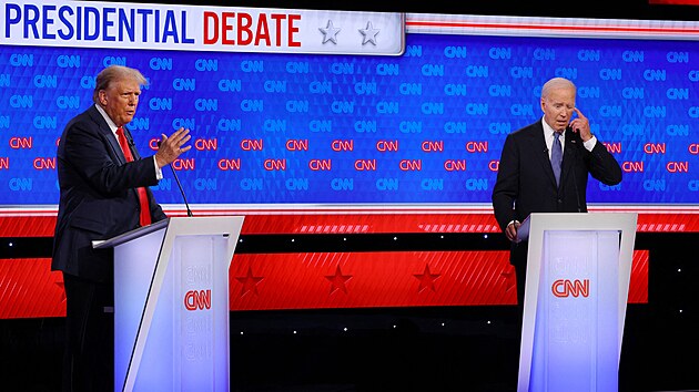 Donald Trump (vlevo) a Joe Biden bhem prvn prezidentsk debaty. (27. ervna 2024)
