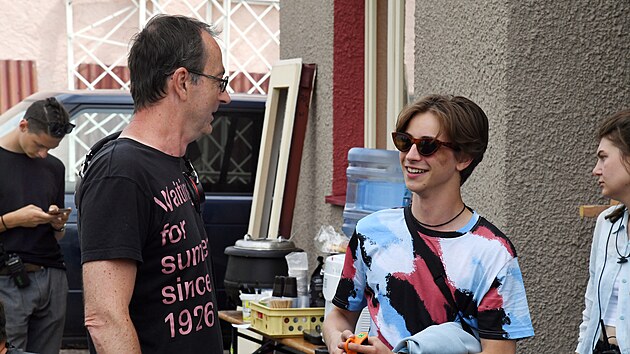 Re�is�r Petr Zelenka  s hercem Maxmili�nem Dolansk�m (vpravo) p�i nat��en� sv�ho nov�ho seri�lu nazvan�ho Limity (21. �ervna 2024)