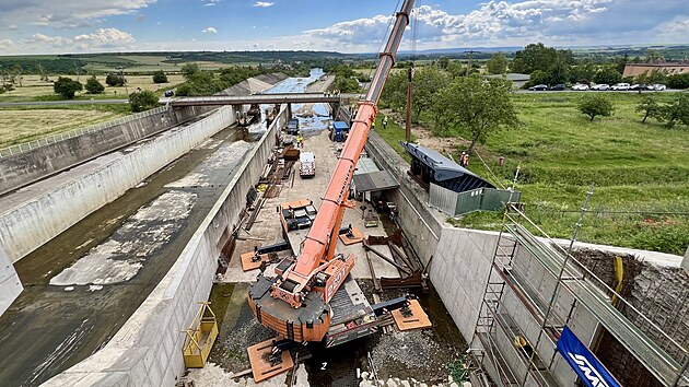 V rmci rekonstrukce bezpenostnho pelivu na pehrad Nechranice dolo za pomoci jebu k osazen druh poloviny klapkovho uzvru. (erven 2024)