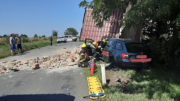 Kapliku nedaleko Kojetna na Perovsku zdemoloval pi nehod projdjc idi. Byl pepraven letecky do nemocnice.