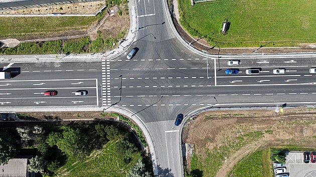 Silnii dokonili zkapacitnn kiovatky u epova, podle idi se ale situace moc nezlepila. Na pestavn kiovatce pibyly jzdn pruhy vpravo. idii tak mohou projdt dvma pruhy a za kiovatkou se sjd do jednoho zipovnm.