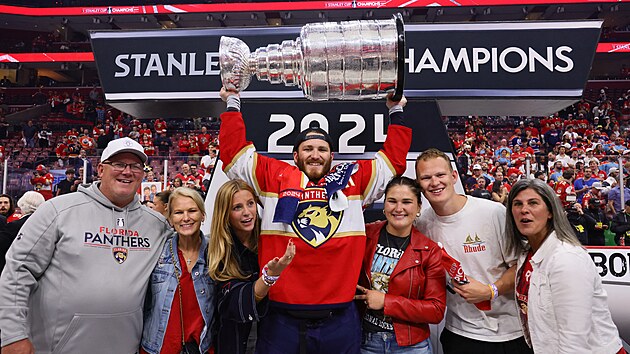 Matthews Tkachuk pzuje s pohrem vedle rodinnch pslunk.