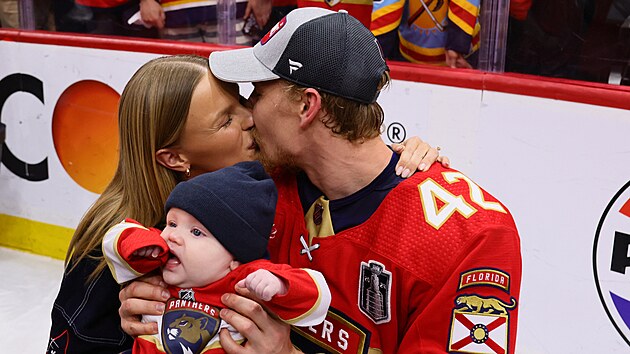 Gustav Forsling slav zisk Stanley Cupu se svou rodinou.