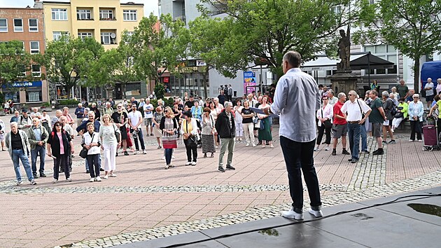 Demonstrace na nmst Mru ve Zln kvli vysok dani. Na pdiu svolavatel a opozin zastupitel Pavel Sekula. (erven 2024)