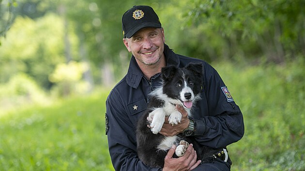 Policejn psovod Zdenk Mach s tmsnm tntem border kolie. Jmenuje se Zoe a ek na ni speciln vcvik, pi kterm se nau vyhledvat vbuniny. (erven 2024)