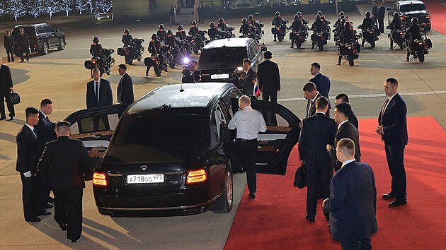 Rusk prezident Vladimir Putin na letiti v Pchjongjangu nastupuje do vozu po rozpait debat se severokorejskm vdcem Kim ong-unem o to, kdo nastoup jako prvn. (19. ervna 2024)