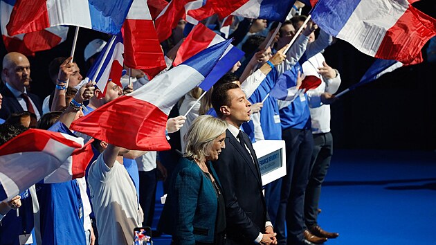 P�edseda francouzsk�ho protiimigra�n�ho N�rodn�ho sdru�en� Jordan Bardella po boku b�val� p�edsedkyn� Marine Le Penov� v kampani p�ed volbami do Evropsk�ho parlamentu (2. �ervna 2024)