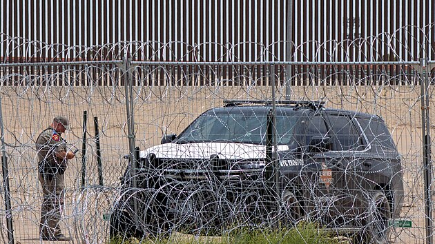 Americk� pohrani�n� str� hl�d� hranici s Mexikem. (6. �ervna 2024)