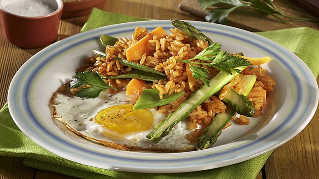 Rýový salát s chestem, mrkví a volským okem 