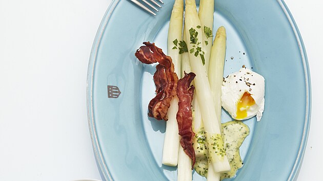 Vaený chest se ztraceným vejcem, slaninou a bylinkovou omákou