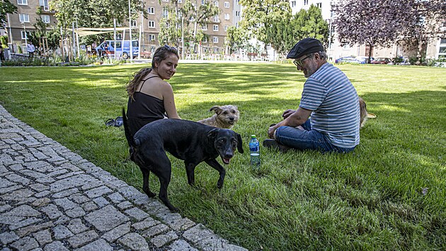 Brnnsk vnitroblok o ploe fotbalovho hit mezi Bayerovou a Devaskou ulic se dokal vraznch prav. Veejnost v nm najde pjemn prostor pro odpoinek.