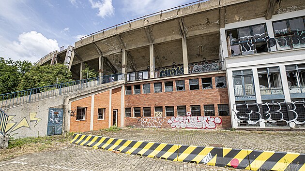 Ze stadionu, který byl svého �asu chloubou Brna, zbyly jen ruiny prorostlé...