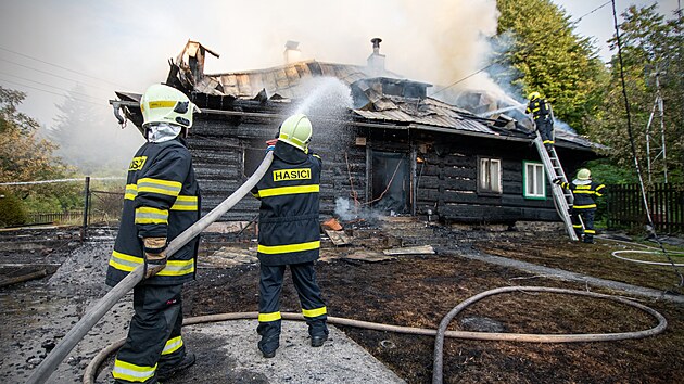 Moravskoslezt hasii v ptek zasahovali u rozshlho poru stodoly a roubenky v mstn sti Frdlantu nad Ostravic Lubno. (28. ervna 2024)