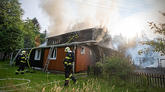 Moravskoslezt hasii v ptek zasahovali u rozshlho poru stodoly a roubenky v mstn sti Frdlantu nad Ostravic Lubno. (28. ervna 2024)