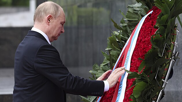 Rusk prezident Vladimir Putin pokld vnec k Ho i Minovu mauzoleu bhem sv nvtvy vietnamsk Hanoje. (20. ervna 2024)