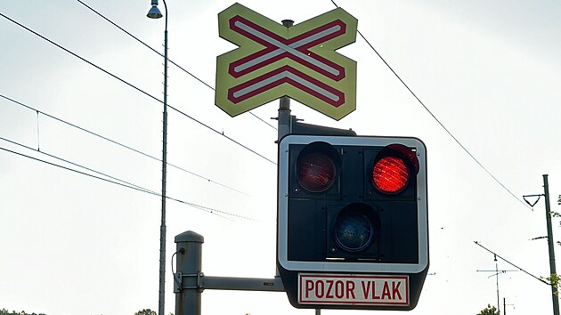 Na �elezni�n�m p�ejezdu mezi V�etaty a M�ln�kem se v ned�li v podve�er srazil vlak a osobn� auto. �idi� osobn�ho vozu nehodu nep�e�il. (23. �ervna 2024)