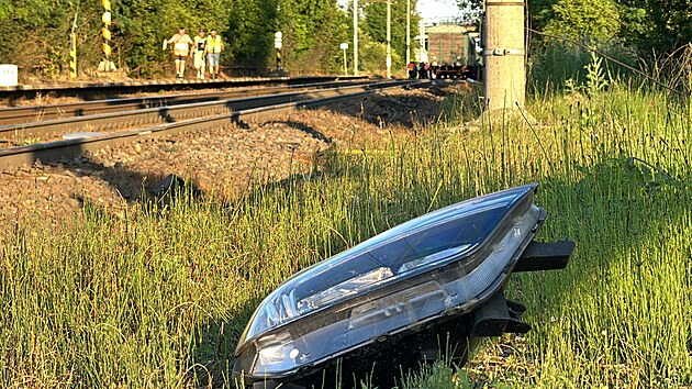 Na elezninm pejezdu mezi Vetaty a Mlnkem se v nedli v podveer srazil vlak a osobn auto. idi osobnho vozu nehodu nepeil. (23. ervna 2024)