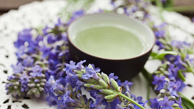 �aj z biolevandule tak� um� l��it.